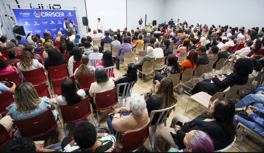 A cerimônia integrou a programação do Mês da Educação, iniciativa dedicada à valorização das ações educacionais do município. Em sua nova fase, o CRESCER já disponibilizou mais de 10 mil vagas em cursos gratuitos de diferentes áreas.