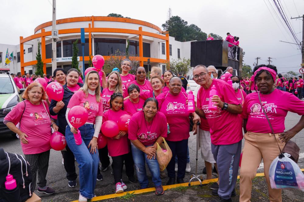 Centenas de pessoas participam da Caminhada do Outubro Rosa em Ferraz