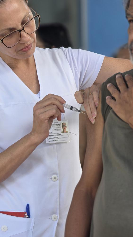 De acordo com a orientação da Secretaria Municipal de Saúde, pessoas que já receberam duas doses de outras vacinas contra a pneumonia não devem receber a PN20. Por isso, a avaliação da equipe é necessária antes da aplicação.