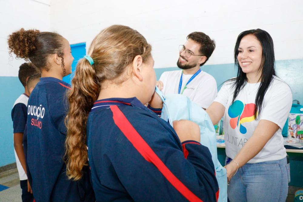 Escola municipal do Jardim Maitê recebe 75 kits escolares do projeto Renovar, da Suzano