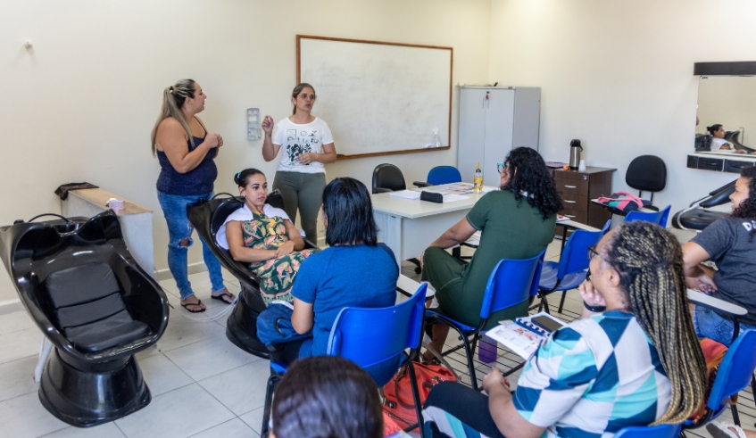 A iniciativa busca ampliar as oportunidades de geração de renda por meio do empreendedorismo, oferecer qualificação para quem deseja aprimorar a atividade profissional atual e facilitar o ingresso no mercado de trabalho.