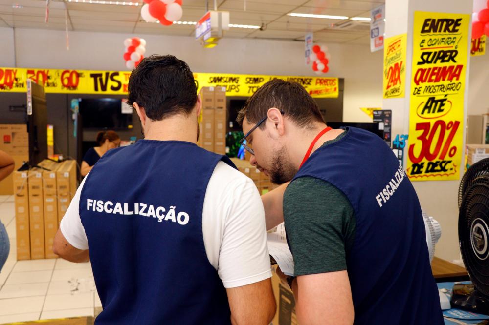 Um dos principais objetivos do monitoramento é coibir a chamada “metade do dobro”, prática em que o preço de um produto é aumentado antes da campanha para que, posteriormente, seja anunciado um desconto que não representa uma redução real.