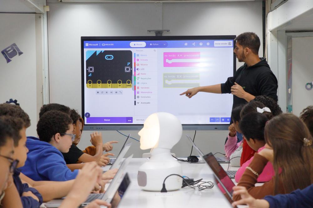 A iniciativa inclui a formação dos profissionais da Educação. No sábado (24/10), 28 professores da Escola Municipal Vereador Waldemar Calil, além do diretor e do coordenador das outras duas unidades participantes, passarão por uma capacitação de duas hora