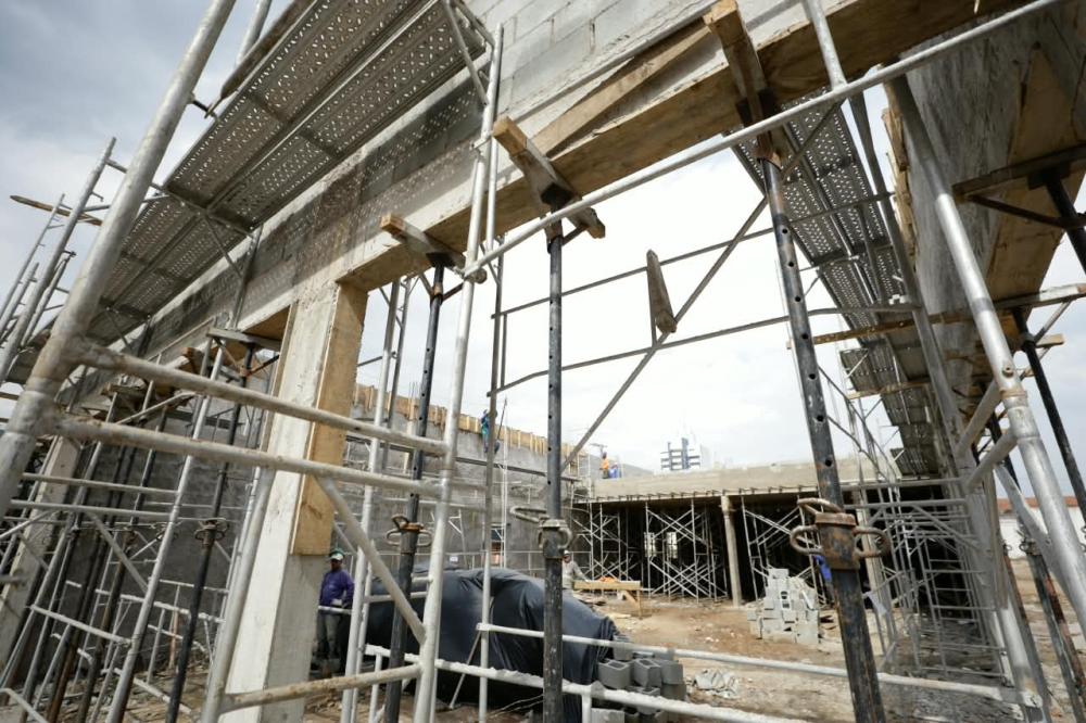 A unidade terá aproximadamente 200 metros quadrados de área construída. Os trabalhos começaram com a limpeza e a preparação do terreno, seguidas pela execução das estacas de fundação, nivelamento, concretagem e construção das paredes.