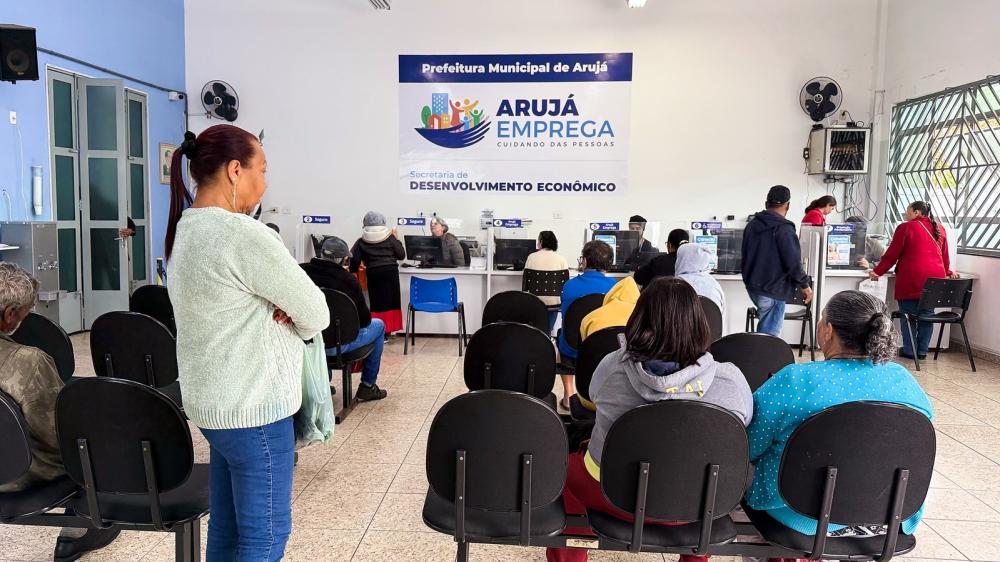 As vagas contemplam diferentes níveis de escolaridade e exigências profissionais. Os salários e benefícios variam de acordo com o cargo, e algumas oportunidades exigem experiência mínima de seis meses.