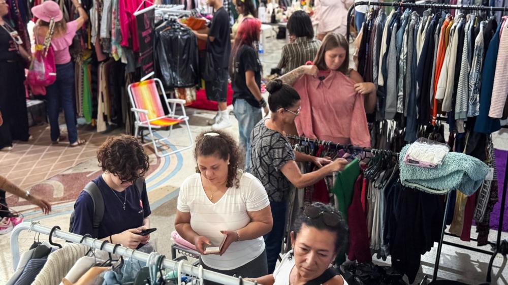 A Feira Eco Fashion busca ampliar a visibilidade de práticas sustentáveis no setor da moda, promovendo o reaproveitamento de roupas e fortalecendo a economia circular no município.