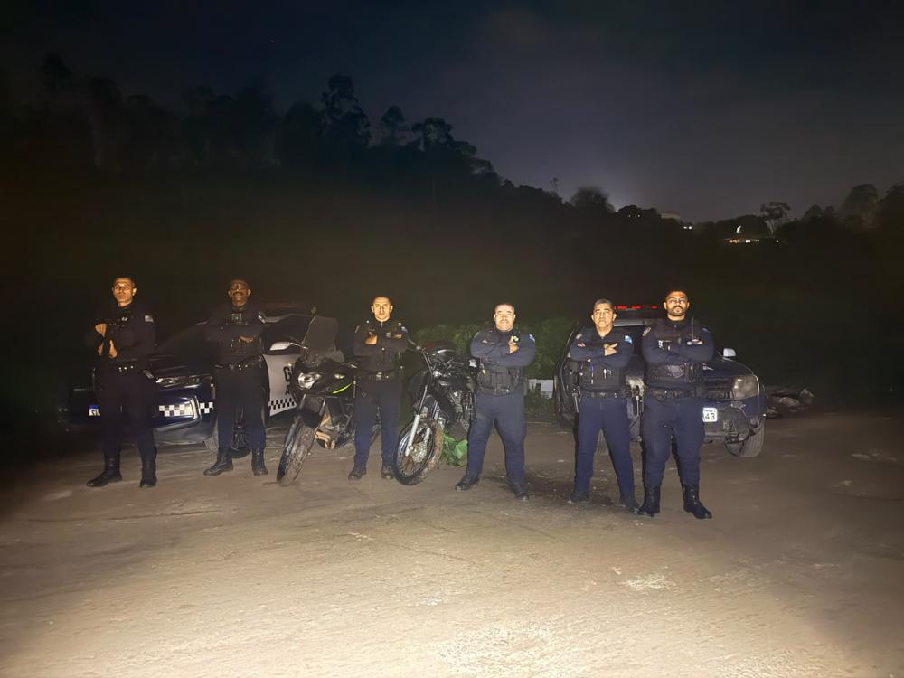 O proprietário foi localizado e orientado a comparecer à Delegacia de Polícia para reconhecer a motocicleta e dar andamento aos procedimentos necessários para a devolução.