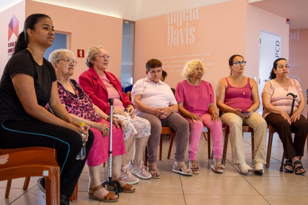 As atividades abordaram a importância da mamografia e do exame de Papanicolau, com a participação de profissionais de enfermagem da Unidade de Saúde da Família (USF) Piratininga.
