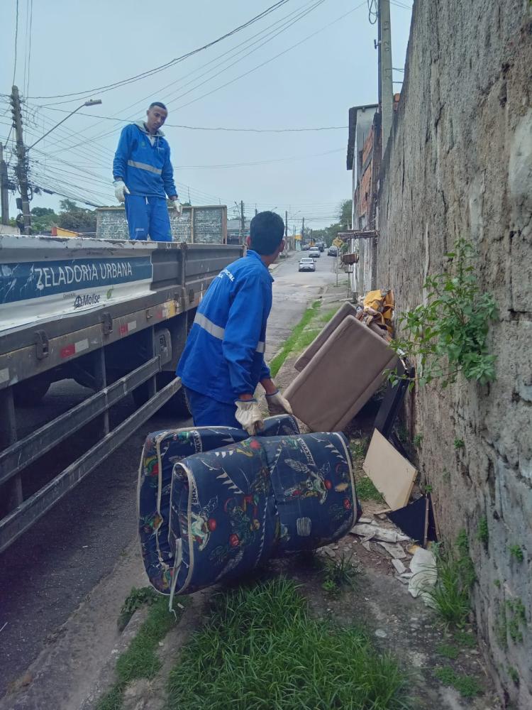Outra ação foi a limpeza de uma boca de lobo na rua Pena Lua, no bairro Mirante. O serviço contribui para a manutenção do sistema de drenagem urbana e ajuda a prevenir obstruções que podem prejudicar o escoamento da água da chuva.