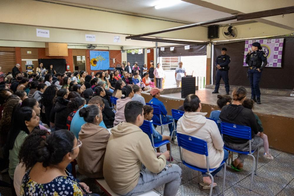 A iniciativa busca ampliar o acesso à informação e incentivar a prevenção da violência desde a juventude, envolvendo estudantes, familiares e educadores na construção de relações mais respeitosas e na identificação de possíveis situações de risco.